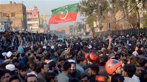 Pakistan'da seçim sonuçlarının geç açıklandığı gerekçesiyle düzenlenen protestoda 3 polis öldü - Son Dakika Haberleri